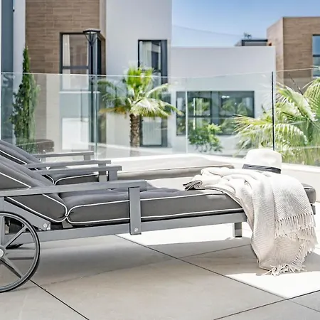 Cah - Large Terrace Indoor Pool And Gym Apartment *